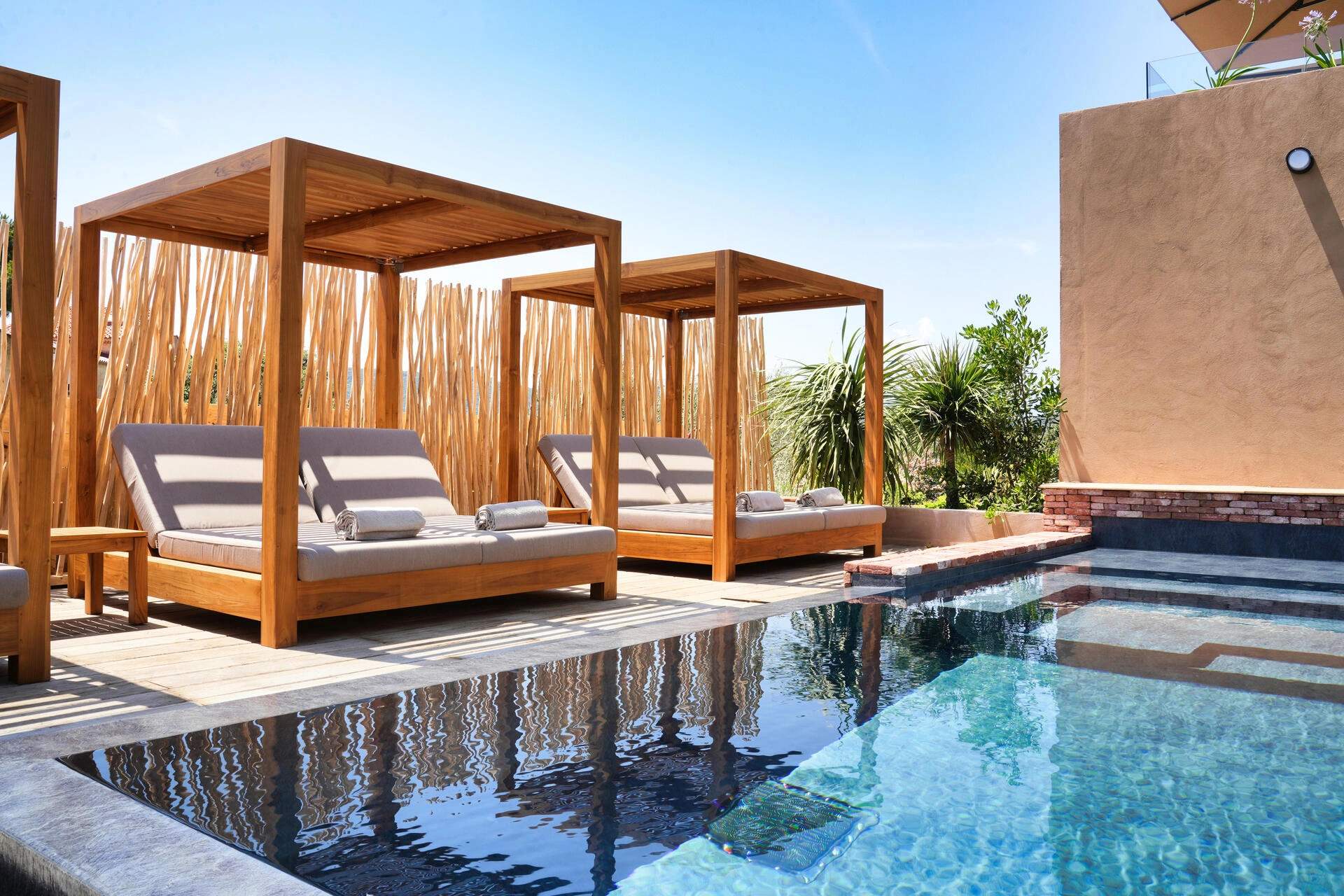 La piscine de l'hôtel Les Regalia