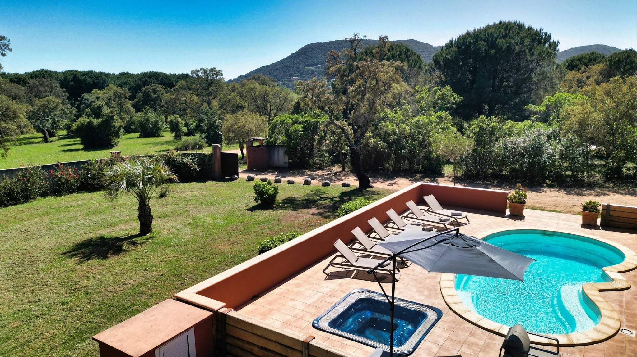La piscine de l'hôtel U Paesolu