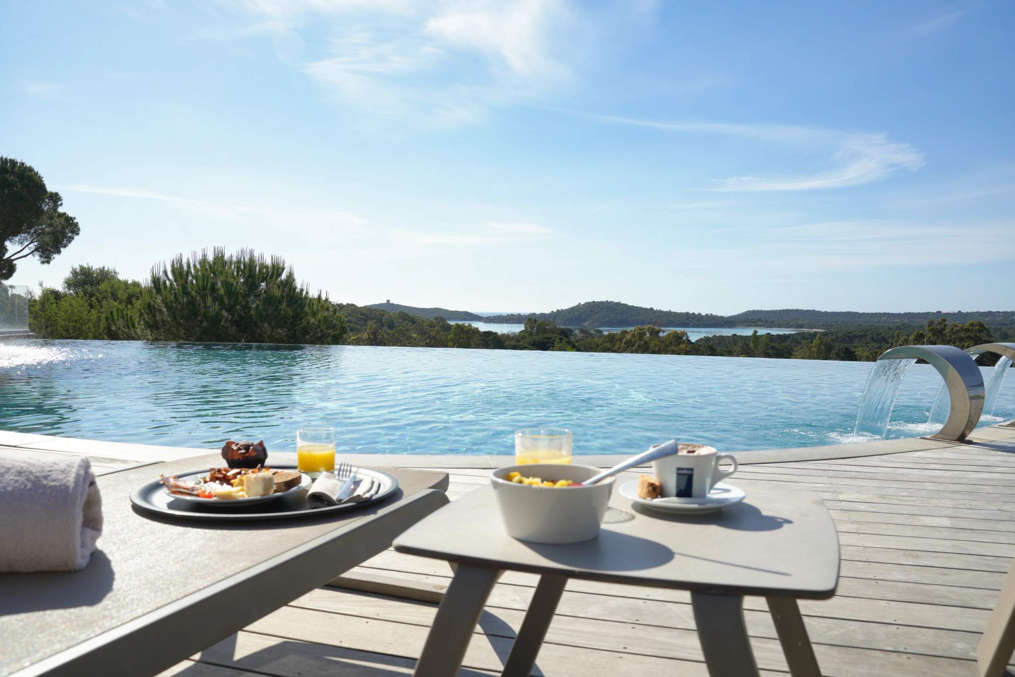 le petit-déjeuner servi au bord de la piscine à U Paesoli